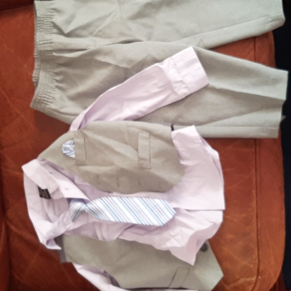 Suit 4 pieces with vest and clip on tie